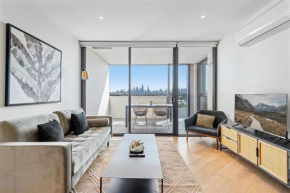 Elegant 2-Bed Apartment With Expansive City Views